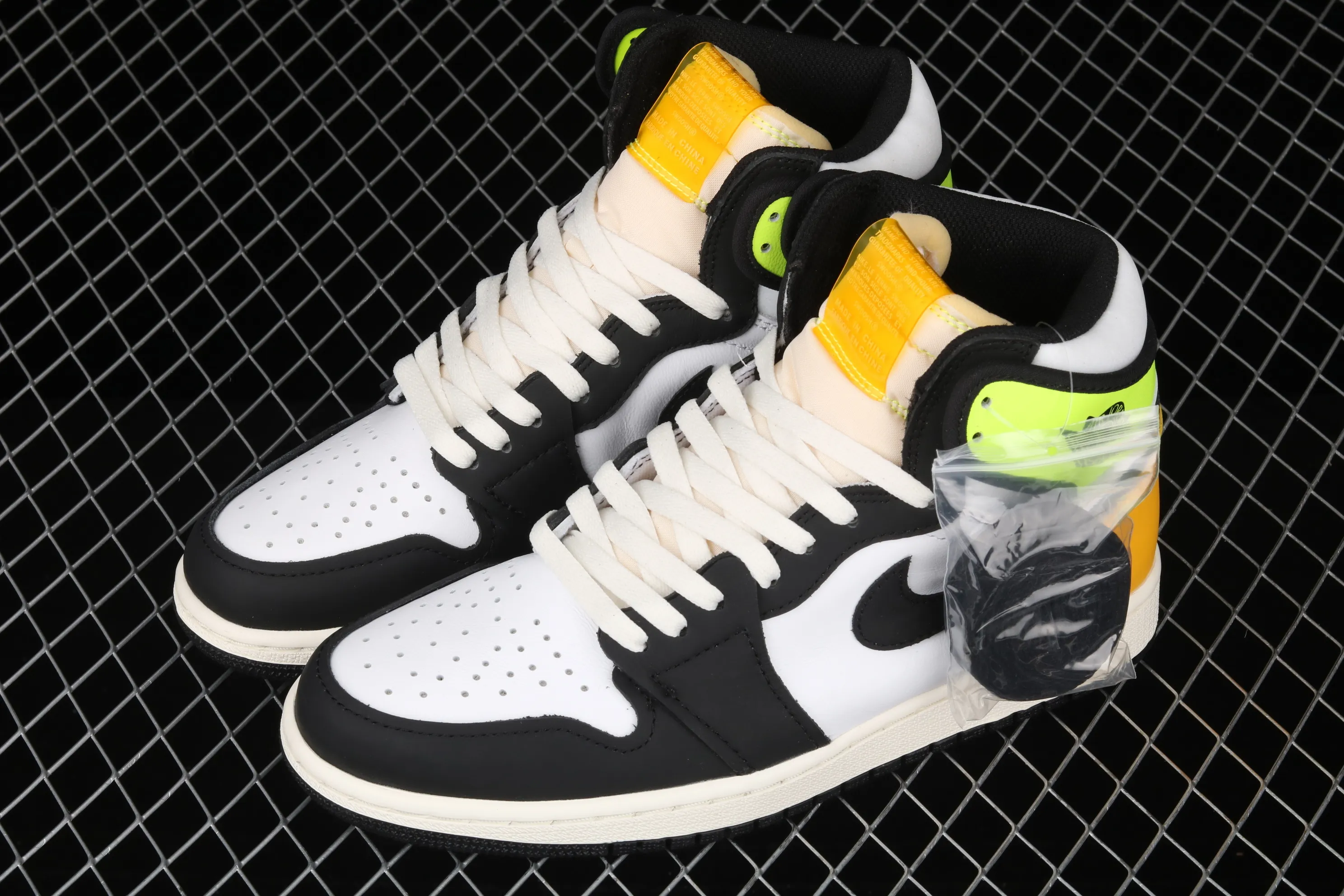 All categories Air Jordan Jordan series basketball shoes Air Jordan 1 High Air Jordan 1 Retro High OG AJ1 Joe 1 fluorescent yellow toe 555088-118